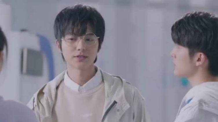 #电视剧冰糖炖雪梨# 边澄真的为了追棠雪煞费苦心啊!居然追到冰场来了,让棠主教他几个滑冰敲